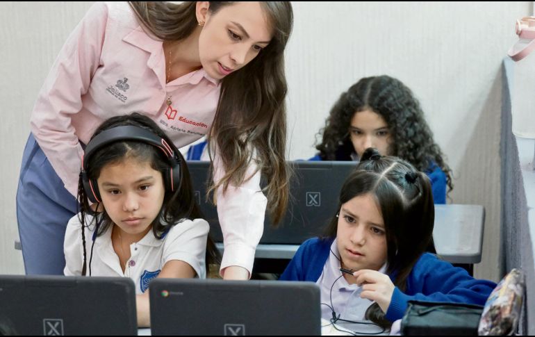 Estudiantes utilizan Chromebooks durante una actividad en un Aula de Innovación Educativa, como parte del modelo tecnológico impulsado por la Secretaría de Educación Jalisco. ESPECIAL