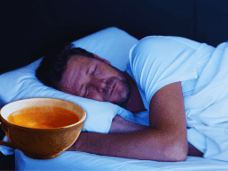 Consumir té de cúrcuma después de la cena estimula la digestión, evitando la pesadez estomacal. ESPECIAL / CANVA