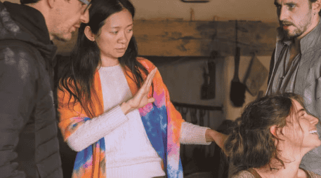 La obra Hamlet, dentro de la película, aclara Zhao, no trata de analizar el texto, sino de observar cómo una historia puesta en escena permite que otros participen de una pérdida ajena. ESPECIAL/SUN