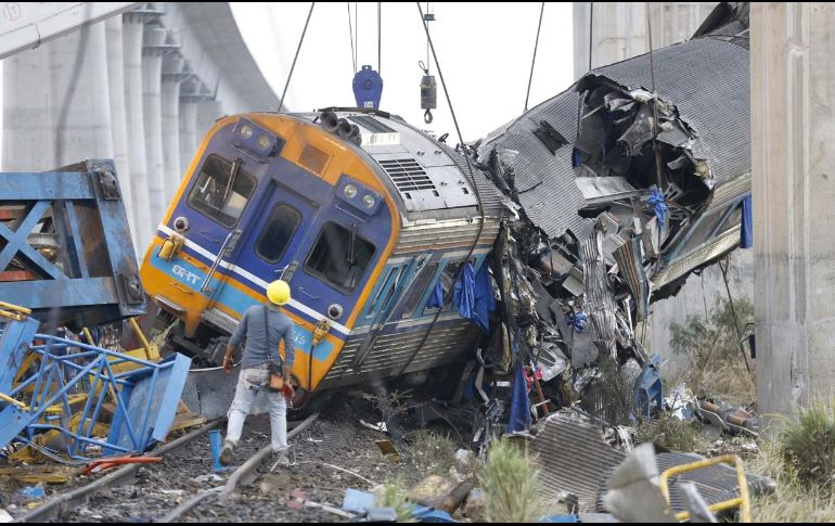 El servicio de la vía férrea accidentada, que discurre bajo un tramo elevado del futuro ferrocarril de alta velocidad, fue suspendido temporalmente. EFE/EPA/N. Sangnak