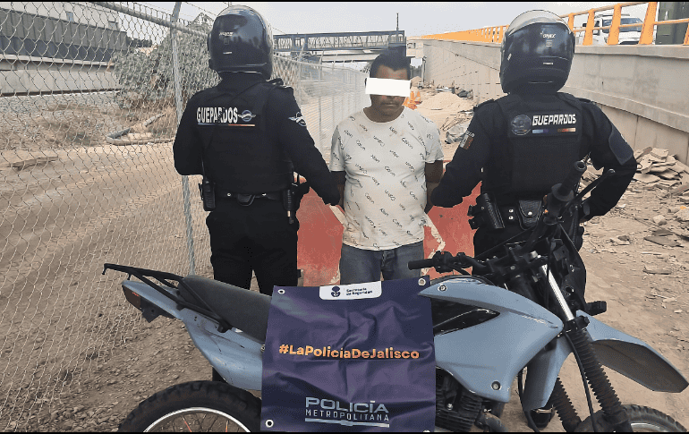 El hombre circulaba en una motocicleta sin placas, la cual cuenta con reporte de robo con violencia en diciembre pasado en el Fraccionamiento Real del Sol. ESPECIAL