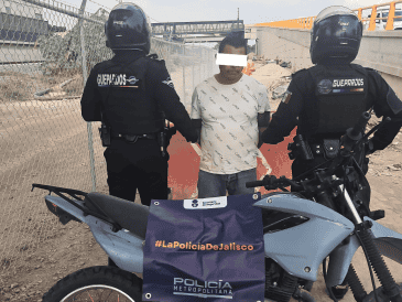 El hombre circulaba en una motocicleta sin placas, la cual cuenta con reporte de robo con violencia en diciembre pasado en el Fraccionamiento Real del Sol. ESPECIAL