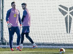 Los porteros culés Marc André ter Stegen (izquierda) y Joan García (derecha) previo al duelo. EFE