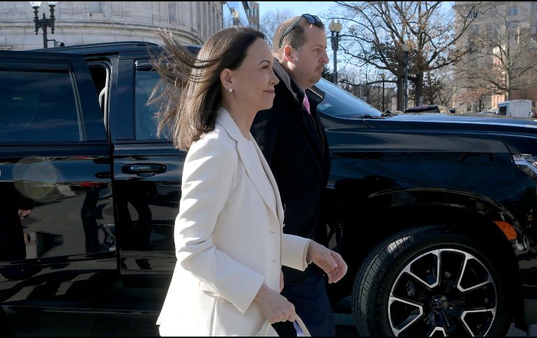 Machado no respondió preguntas de los medios de comunicación que la esperaban a su llegada. EFE/ L. NOLLY