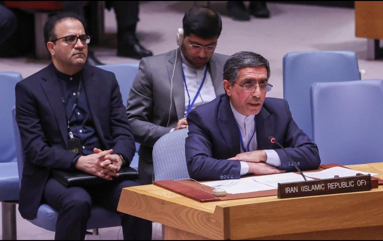 El vice representante de Irán ante las Naciones Unidas Gholamhossein Darzi habla durante una sesión de emergencia del Consejo de Seguridad que discute las mortíferas protestas en Irán en la sede de las Naciones Unidas en Nueva York. EFE/ S. YENESEL