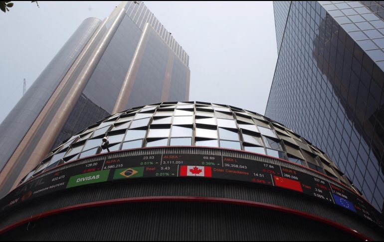 En la jornada, el peso mexicano se apreció un 0.69 % frente al dólar, al cotizar en 17.48 unidades por billete verde, frente a los 17.61 en la jornada anterior, según datos del Banco de México. EFE / ARCHIVO