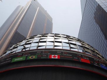 En la jornada, el peso mexicano se apreció un 0.92 % frente al dólar, al cotizar en 17.65 unidades por billete verde, frente a los 17.81 en la jornada anterior, según datos del Banco de México. EFE / ARCHIVO