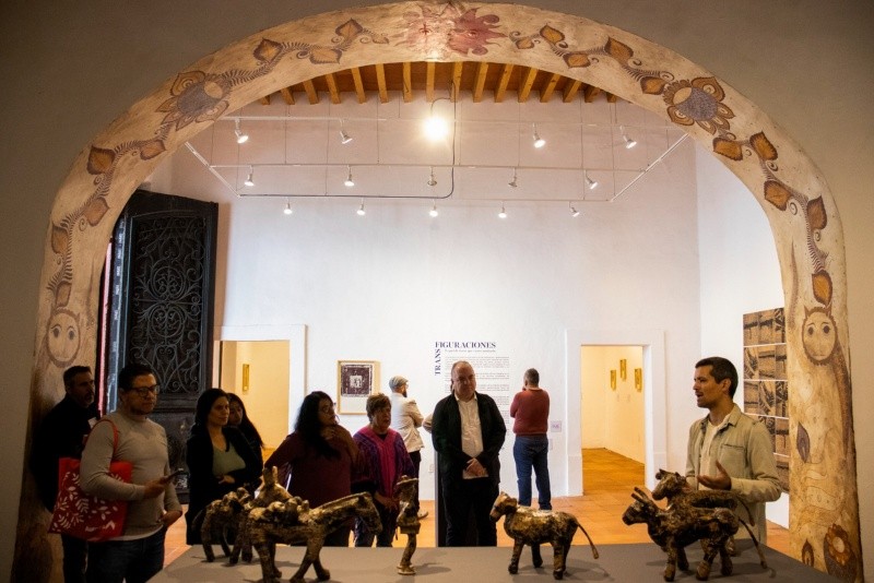 El autor explica sobre las piezas que conforman su exposición.&nbsp;FACEBOOK/@MEG Museos de Jalisco