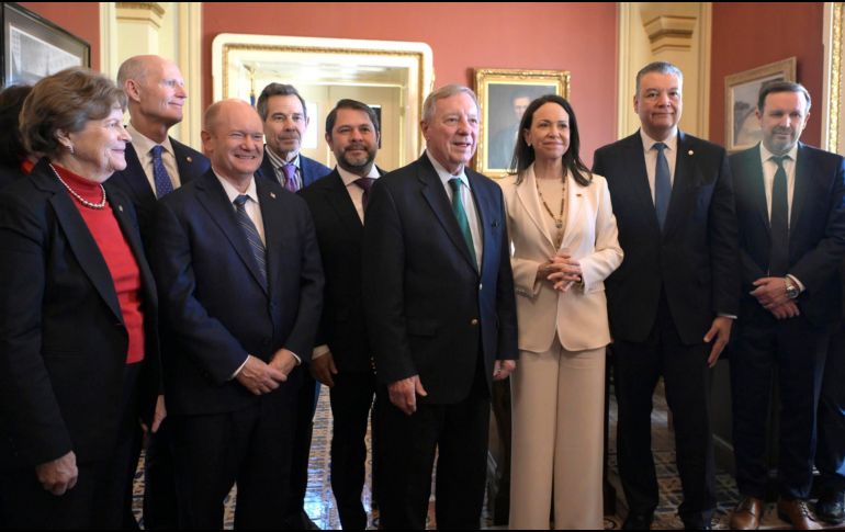 La líder opositora venezolana y Premio Nobel de la Paz, María Corina Machado, posa junto a los senadores Dick Durbin y Alex Padilla y otros senadores durante una visita al Congreso de los Estados Unidos este 15 de enero de 2026, en Washington. EFE/ L. Nolly