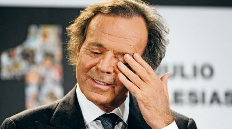 Julio Iglesias hace un gesto tras recibir el Premio al Artista con Más Discos Vendidos en España y el Premio al Artista Latino con Más Álbumes Vendidos en el Mundo, el 16 de diciembre de 2011. AFP