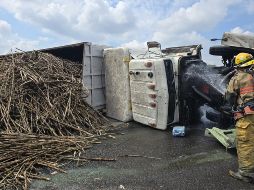 Un carril de la autopista Colima-Guadalajara se encuentra cerrado por la volcadura de un camión. ESPECIAL / Protección Civil Estatal Colima