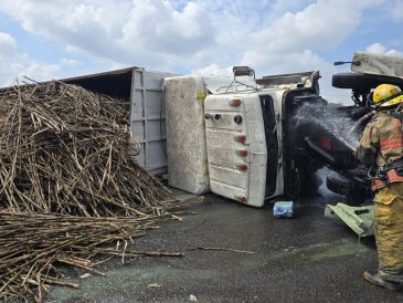 Un carril de la autopista Colima-Guadalajara se encuentra cerrado por la volcadura de un camión. ESPECIAL / Protección Civil Estatal Colima