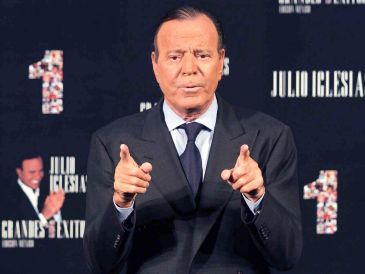 Tras las acusaciones contra Julio Iglesias, su esposa Miranda Rijnsburger mostró apoyo mientras autoridades españolas analizan los señalamientos. NOTIMEX/ARCHIVO