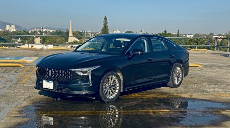 Con 4.8 metros de largo, diseño fastback y rines de 18 pulgadas, el Bestune B70 1.5 apuesta por presencia, espacio y estilo. CORTESÍA