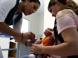 Niños y adultos reciben la vacuna contra el sarampión en los módulos instalados por la Secretaría de Salud Jalisco, como parte de la jornada intensiva para frenar los brotes activos en el estado. EL INFORMADOR/Archivo