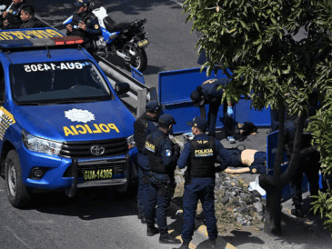 Los asesinatos se produjeron un día después de que grupos de pandilleros tomaran como rehenes a 46 personas, en su mayoría custodios, en tres cárceles del país. AFP / J. ORDONEZ