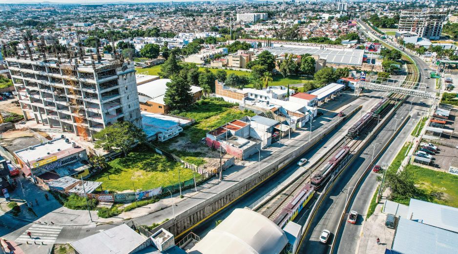 La construcción de edificios de vivienda vertical en la ciudad busca optimizar el uso del suelo urbano, ofreciendo soluciones habitacionales en espacios reducidos y contribuyendo a la densificación ordenada de las zonas metropolitanas. EL INFORMADOR/ A. Navarro