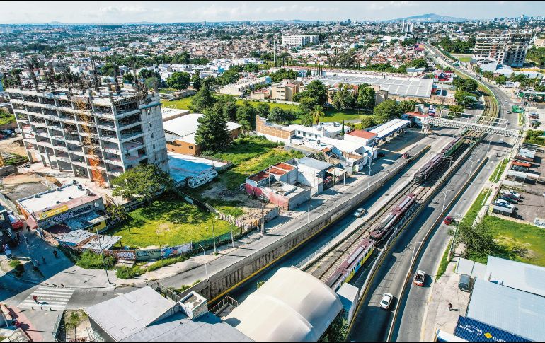 La construcción de edificios de vivienda vertical en la ciudad busca optimizar el uso del suelo urbano, ofreciendo soluciones habitacionales en espacios reducidos y contribuyendo a la densificación ordenada de las zonas metropolitanas. EL INFORMADOR/ A. Navarro