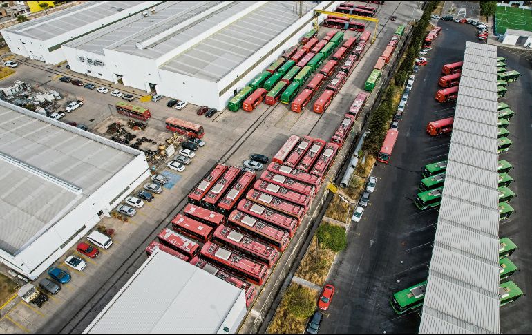 Las antiguas unidades del Trolebús, estacionadas en la base de mantenimiento, simbolizan el fin de un sistema que fue clave en el transporte de Guadalajara durante décadas. EL INFORMADOR/ A. Navarro