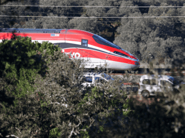 Vista de la locomotora de tren Iryo que descarriló y provocó el accidente en Adamuz. EFE/J. Zapata