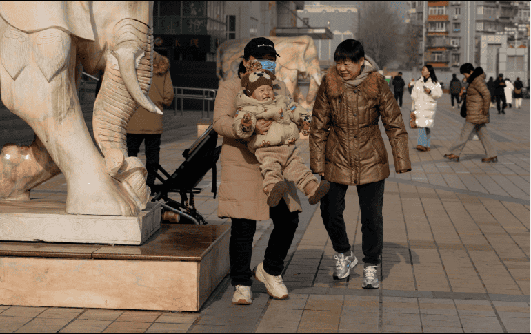 Desde 2021, China permite a sus ciudadanos tener un tercer hijo, aunque la decisión no fue acogida con gran entusiasmo por la población, debido a la carga económica de la crianza. AP/NG. Han Guan