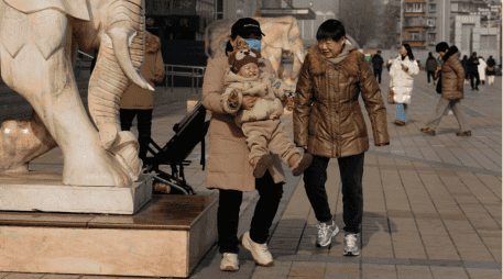 Desde 2021, China permite a sus ciudadanos tener un tercer hijo, aunque la decisión no fue acogida con gran entusiasmo por la población, debido a la carga económica de la crianza. AP/NG. Han Guan