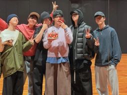 Bajo el lema “Sin mapa y precios, no compramos”, los fans manifestaron su inconformidad por la ausencia de datos claros sobre el costo de los boletos y la distribución de zonas en el recinto. INSTAGRAM/bts.bighitoftficial