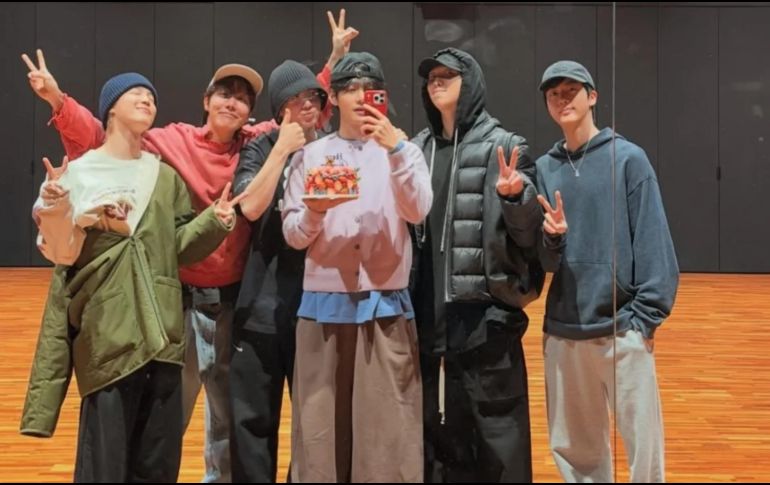 Bajo el lema “Sin mapa y precios, no compramos”, los fans manifestaron su inconformidad por la ausencia de datos claros sobre el costo de los boletos y la distribución de zonas en el recinto. INSTAGRAM/bts.bighitoftficial