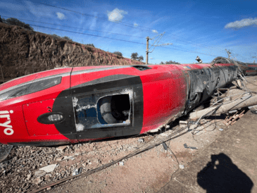 Vista del tren  que descarriló ayer e impactó contra otro en Córdoba, España, dejando al menos 39 víctimas mortales. EFE