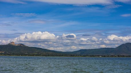 El lago de Chapala es el más grande de México y se extiende entre municipios de Jalisco y parte de Michoacán. EL INFORMADOR / ARCHIVO