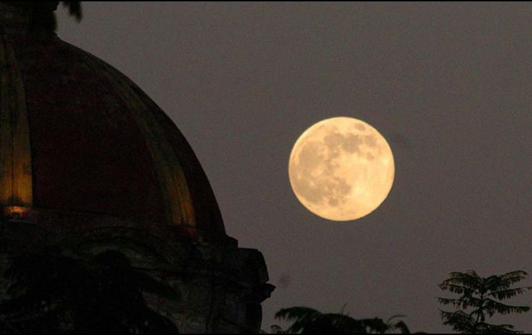 A lo largo de la historia, la Luna de Nieve también recibió el nombre de Luna de Hielo, Luna del Oso o Luna del Hambre. EL INFORMADOR/ARCHIVO