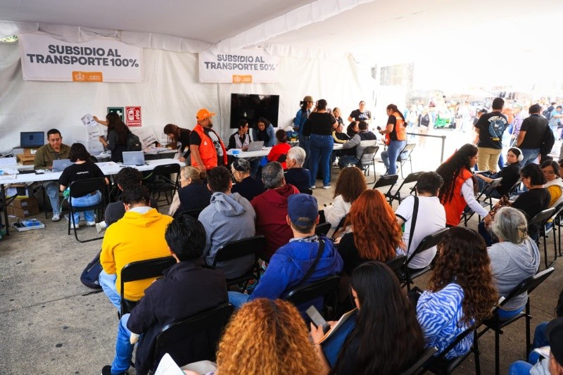 Personas que acudieron a registrarse a la Tarjeta Única Al Estilo Jalisco denunciaron lentitud en el sistema. EL INFORMADOR/J. Acosta &nbsp;