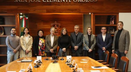 Como parte de la ceremonia, las autoridades de la Cineteca Nacional recibieron un reconocimiento póstumo a la cineasta Luz Eugenia Cortés Rocha, egresada de la maestría, quien fue distinguida en años recientes con el Ariel de Oro a la trayectoria. CORTESÍA