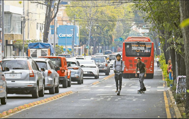La falta de regulación efectiva y el desorden en el carril del BusBici continúan poniendo en peligro a los usuarios, tanto ciclistas como automovilistas, mientras la autoridad permanece ausente. EL INFORMADOR/ J. Acosta