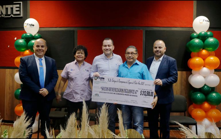 Entrega de cheque simbólico a socio beneficiado por concepto de recompensa de seguro de vida. ESPECIAL