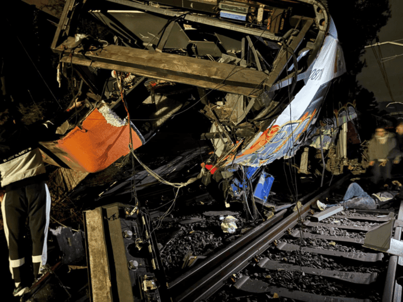 El muro ha caído sobre el primer vagón del tren de cercanías, que ha quedado deformado a consecuencia del impacto y en el que viajaban el grueso de los pasajeros afectados.  EFE / @FitJordi