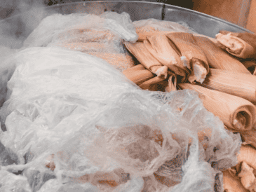 Se aproxima el Día de la Candelaria, una celebración marcada por la costumbre de que quienes sacaron el muñequito en la Rosca de Reyes sean los encargados de poner los tamales. Unsplash