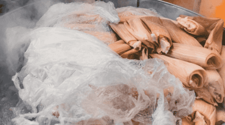 Se aproxima el Día de la Candelaria, una celebración marcada por la costumbre de que quienes sacaron el muñequito en la Rosca de Reyes sean los encargados de poner los tamales. Unsplash