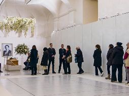 El féretro del diseñador italiano Valentino Garavani durante su velatorio en la Fundación PM23, en Roma. AFP