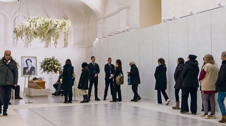 El féretro del diseñador italiano Valentino Garavani durante su velatorio en la Fundación PM23, en Roma. AFP