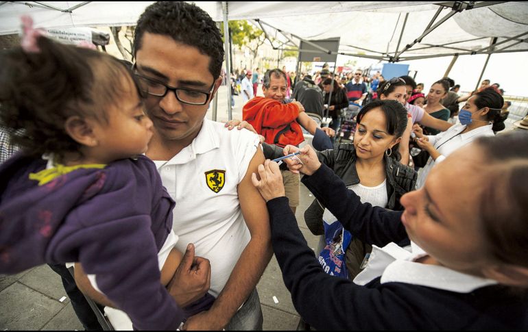 Más brigadas de salud recorren colonias de alto riesgo en Jalisco para aplicar vacunas contra el sarampión y contener el brote en municipios como Tonalá, Tlaquepaque, Zapopan y Arandas. EL INFORMADOR