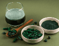 La espirulina puede ofrecer beneficios nutricionales interesantes y apoyar la salud en ciertos casos, pero también conlleva riesgos si se consume de manera indiscriminada o sin información adecuada.  CANVA