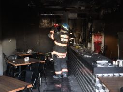 Bomberos de Zapopan decidieron combatir el fuego con agua presión hasta que quedó controlado por completo el incendio. ESPECIAL / FACEBOOK Protección Civil y Bomberos Zapopan