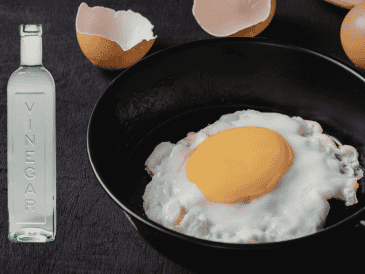 Poner vinagre en la sartén antes de freír huevos sirve principalmente para ayudar a que la clara coagule mejor, evitar que se esparza demasiado y facilitar la cocción. CANVA