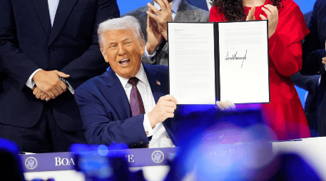 El presidente de Estados Unidos, Donald Trump, sostiene la carta fundacional de su iniciativa, Junta de Paz. AP / ARCHIVO