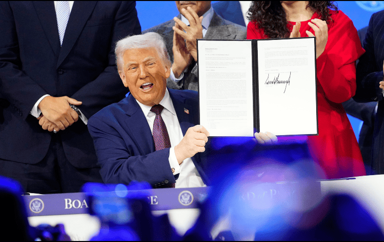 El presidente de Estados Unidos, Donald Trump, sostiene la carta fundacional de su iniciativa, Junta de Paz. AP / ARCHIVO