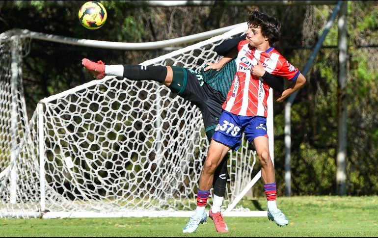 Se desempeña como delantero y ha destacado desde temprana edad por su olfato goleador y su capacidad para generar peligro constante en el área rival. IMAGO7
