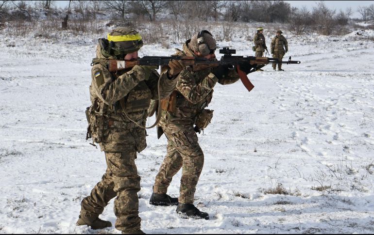 Funcionarios rusos, ucranianos y estadounidenses dialogarán hoy en los Emiratos Árabes Unidos en otro intento por llegar a un acuerdo de paz. AP/Servicio de Prensa de la 65ta Brigada Mecanizada de Ucrania