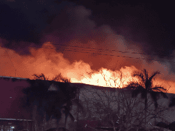 El siniestro comenzó sobre la 01:00 de la madrugada en las instalaciones de la empresa, localizada en Matamoros, Tamaulipas. SUN/ESPECIAL