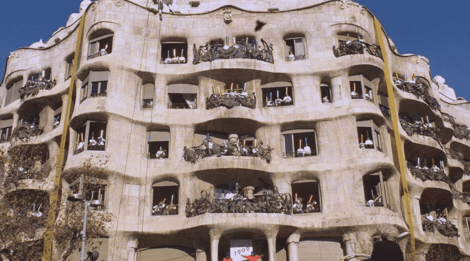 Con guion de Jordi Folck e ilustrado por Ximena Maier, el libro acerca a los más pequeños la figura de Antoni Gaudí (1852-1926). AFP/ARCHIVO